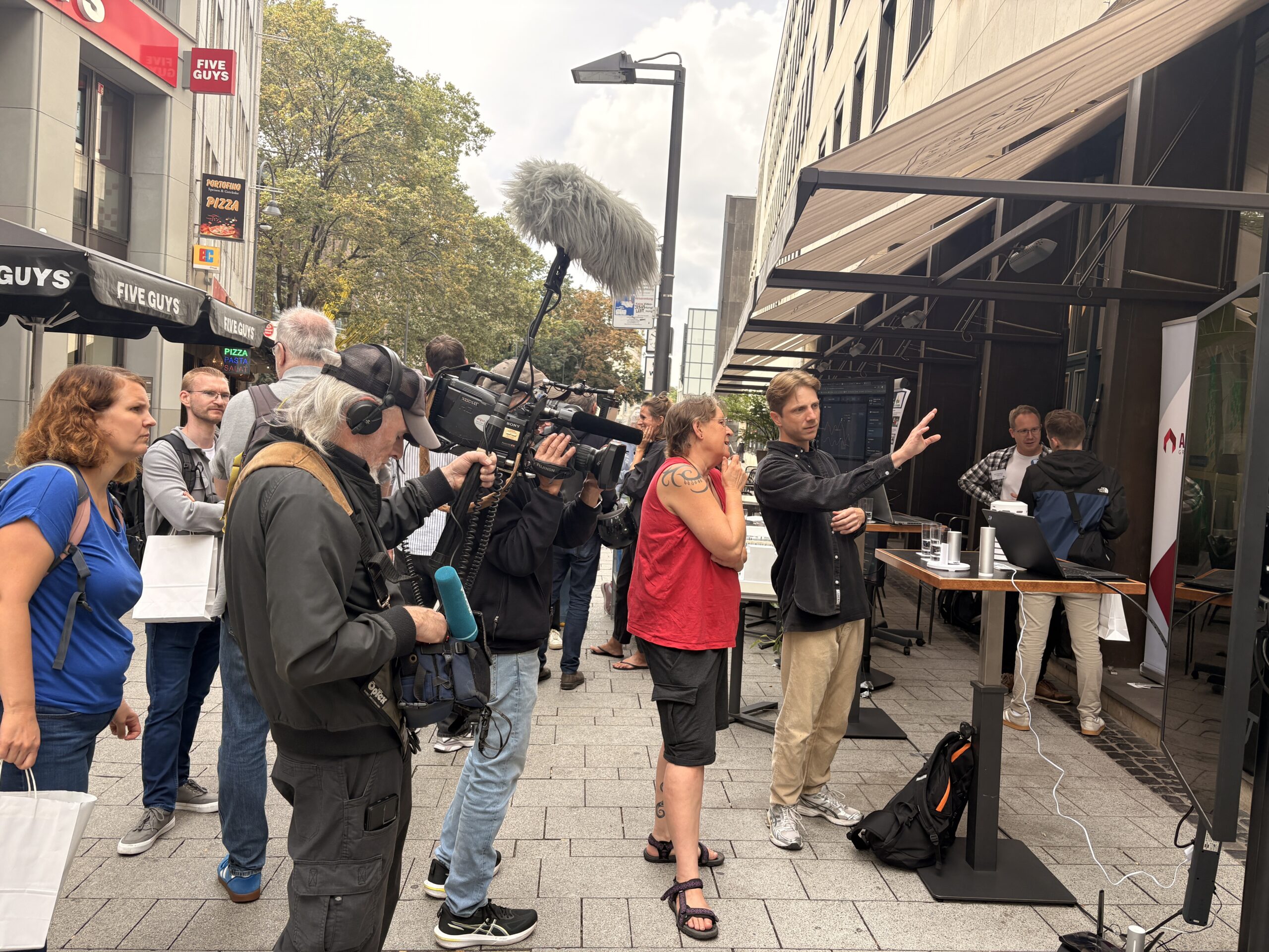 Medien begleiten die Präsentation der Forschungsergebnisse zum Klimalabor Köln auf dem Wallrafplatz.