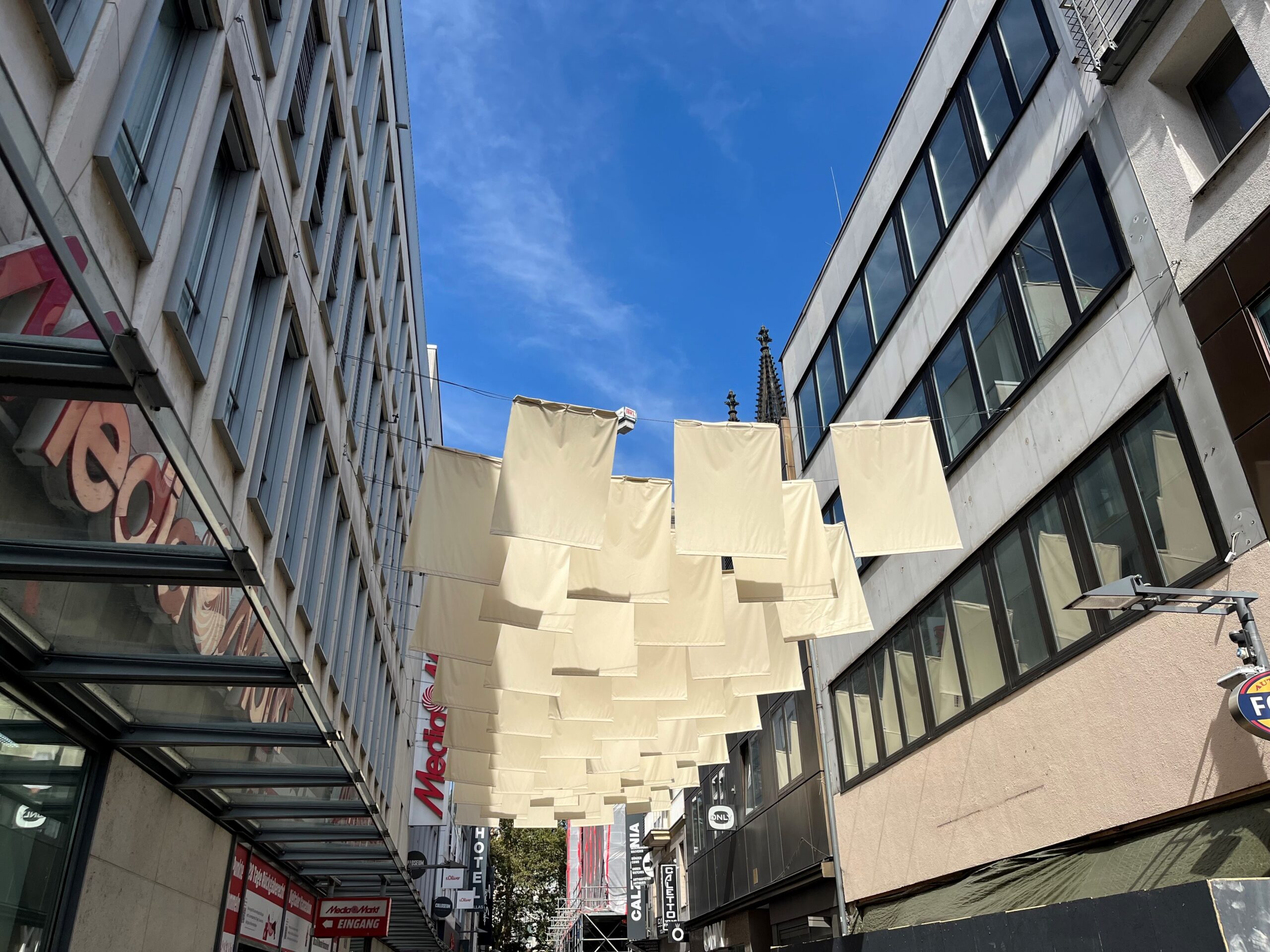 Textile Verschattung auf der Hohe Straße vor dem Kölner Dom.
